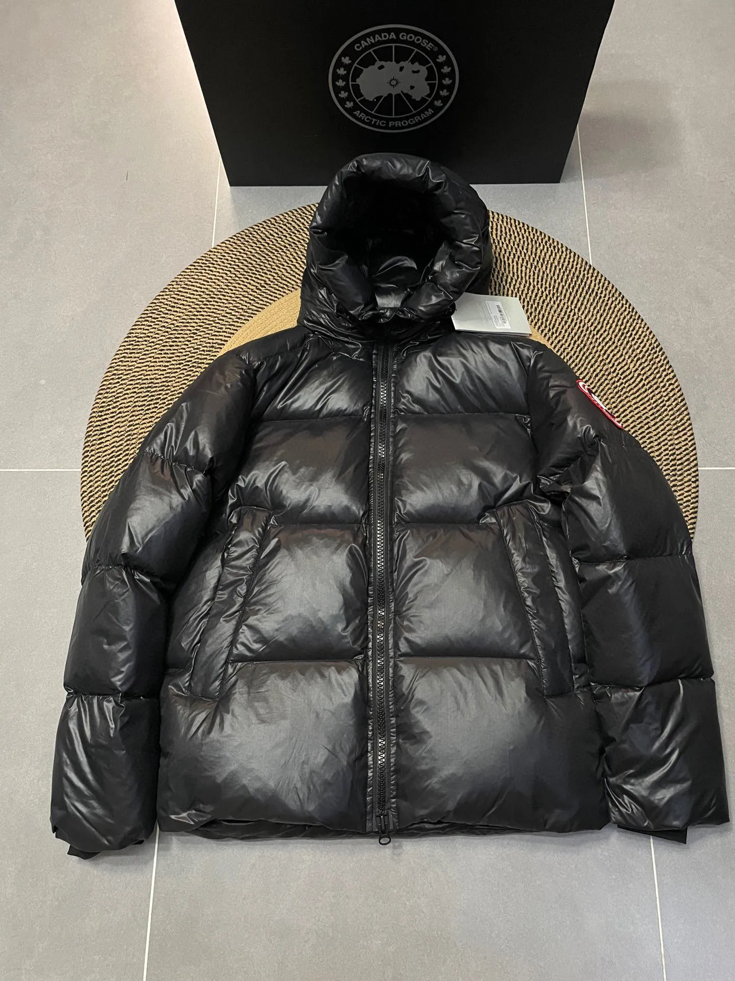 P780 Black Red Label Top Version 𝘾𝘼𝙉𝘼𝘿𝘼 𝙂𝙊𝙊𝙎𝙀/Canada Goose 2023 Limited New Crofton Puff Down Jacket Pure Guangzhou Inspection 95 White Duck Down Filling‼  Top version, ceiling level‼ Crofton soft bread, the latest style in 2023, has a cold protection effect of up to level 4. It is made of recycled Feather-Light tear-resistant fabric. It is ultra-light and has no weight on the upper body at all! The unique black label highlights your temperament‼  Canada Goose, a Canadian brand, has always been recognized as the warmest down jacket. Various Instagram celebrities, Internet celebrities, and celebrities often wear it for street photos. I do Canada Goose every year, but I still can’t get rid of my love for geese. No matter how cold the winter is, there is no need to be afraid, because there are geese! Filled with 80% white duck down, Canada Goose is the legendary warmest down jacket and is known as a must-have for Arctic outdoor sports! The most popular down jacket in the world, celebrities are rushing to buy it, it is a must-have! Same style for men and women Size: S-XXL